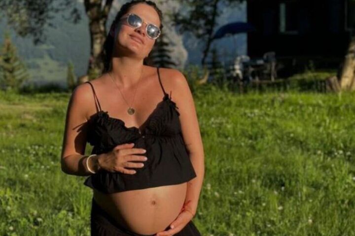 Illustratie bij: Amy Rose bevallen van dochter: ‘Welkom op de wereld’