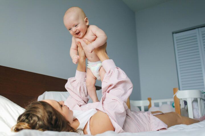 baby babypoep moeder bed