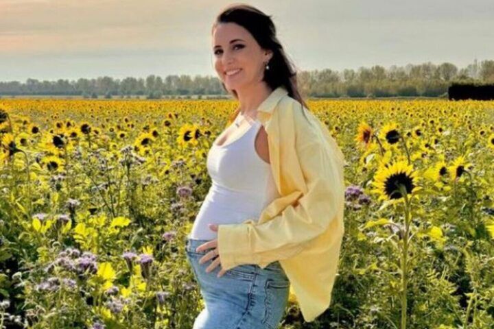 Illustratie bij: Karsu is zwanger: ‘Onze harten lopen over van liefde’