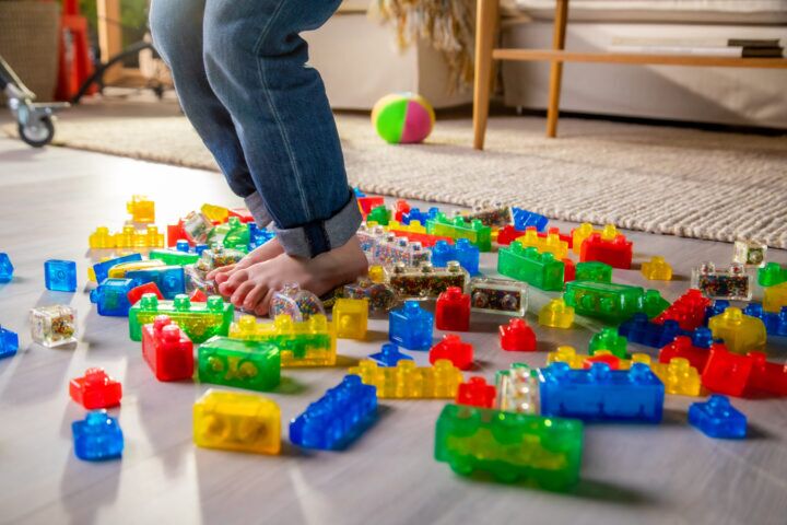 Illustratie bij: Spelen zonder ‘AU!’ – Rust in de speelhoek én onder je voeten