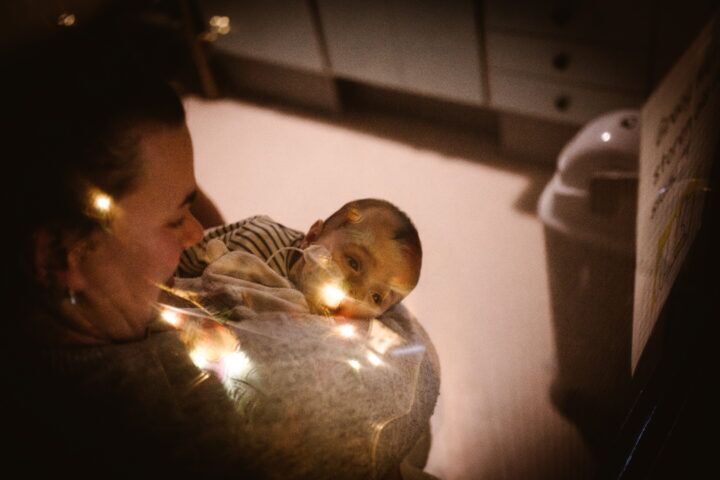 Illustratie bij: Baby Noah kreeg een bedtijdbezoek van CliniClowns: ‘Het raakte ons diep om te zien hoe hij genoot’