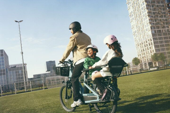 Illustratie bij: Vergeet de bakfiets, deze e-bike blijkt dé gamechanger voor moeders: ‘Hoe deed ik dit ooit zonder?’