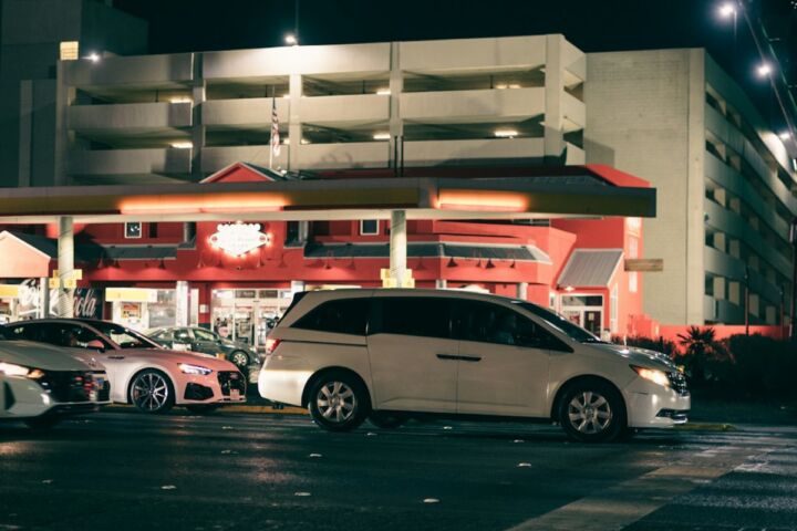 Illustratie bij: Tussen de Luiers en de Rijles: Hoe Je de Gezinsauto (en je Budget) op de Weg Houdt