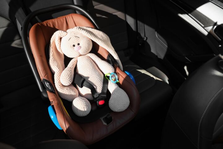 Illustratie bij: Veelgestelde vraag: wanneer mag mijn kind voorin de auto zitten?