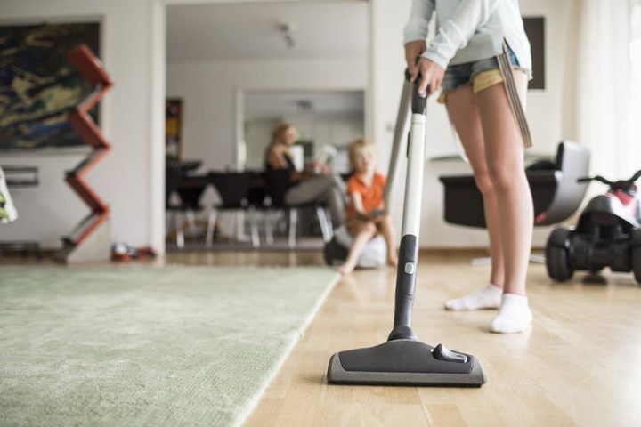 Illustratie bij: Onderzoek: 1,2 miljoen mensen maken de badkamer schoon in hun blootje