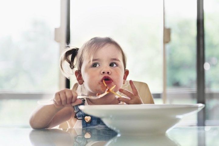 Illustratie bij: Onderzoek: kind bord laten leegeten is niet goed