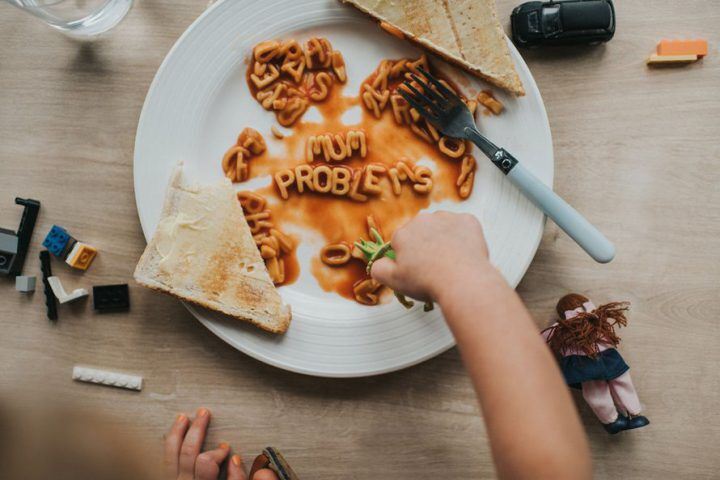 Illustratie bij: Waarom spelen met eten volgens onderzoek júist goed is voor kinderen  