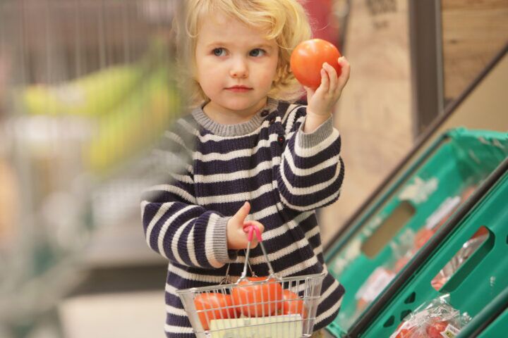 Kind doet boodschappen