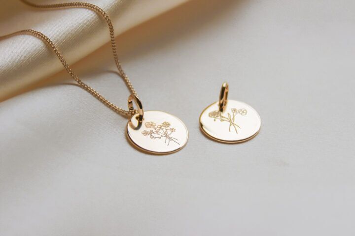 Illustratie bij: WIN: GEBOORTEBLOEM KETTING- MAMALOVES t.w.v. €109,95