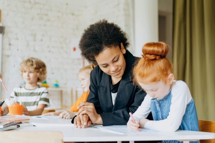 salaris leerkracht basisonderwijs juf meester verdienen