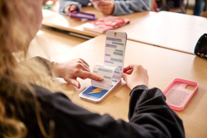 Illustratie bij: Smartphoneboeken zijn de toekomst: ‘Zo krijgen we onze kinderen weer aan het lezen’