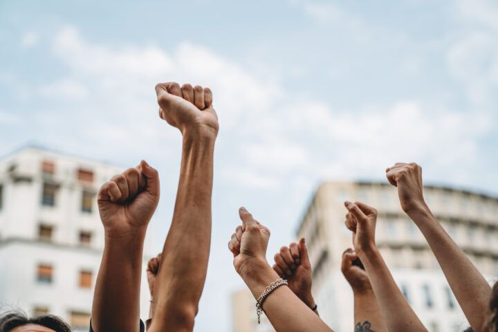 vrouwen gebalde vuisten strijd abortusrecht