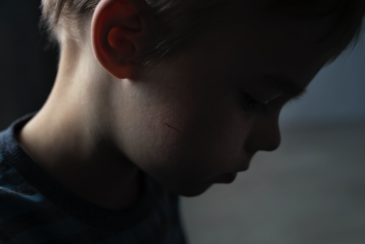 Illustratie bij: Foto van Oekraïens jongetje (6) dat bij zelfgemaakt graf van zijn moeder staat gaat wereld over