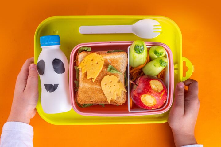 Illustratie bij: ‘Ik krijg regelmatig een kind met honger thuis omdat het niet voldoende tijd had om zijn trommel leeg te eten’