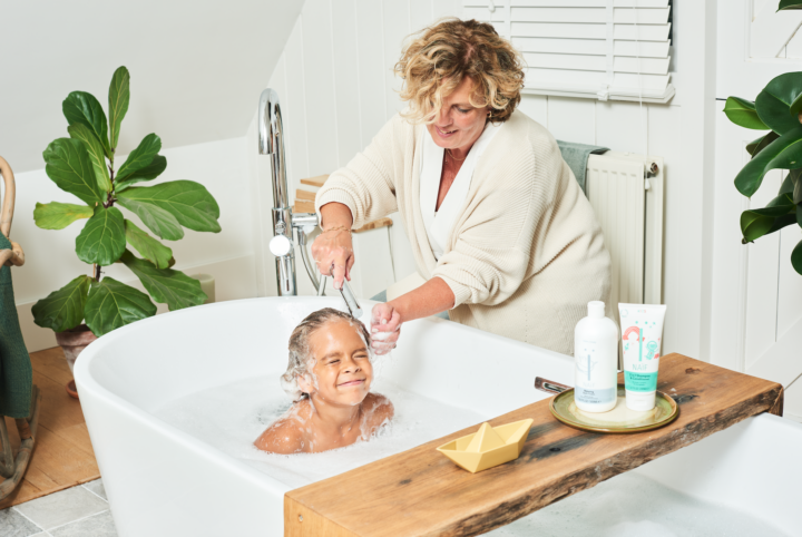 Illustratie bij: Haren van je kind wassen: 5 lifehacks
