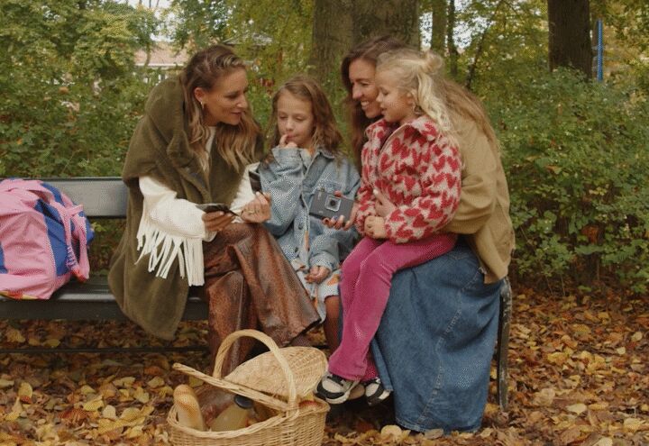 Illustratie bij: Moeders horen óók op de foto: Rebecca Boektje en instax™ helpen je dat moment vast te leggen