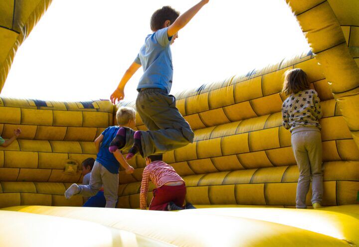 kinderen springen op een springkussen