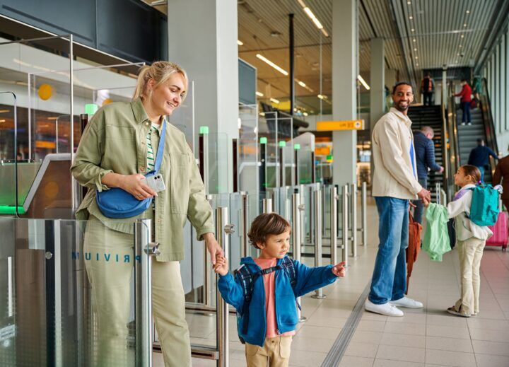 Illustratie bij: Op vliegvakantie met je kinderen? Met déze kleding kom je soepel de securitycontrole door