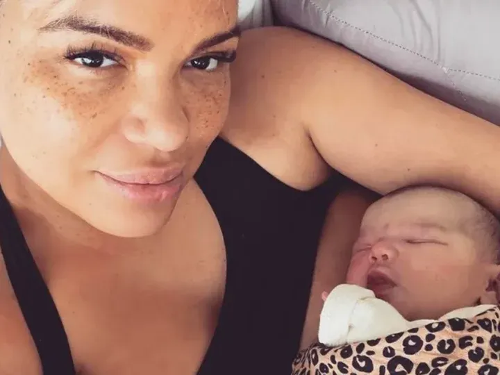 Illustratie bij: Eva Simons openhartig over heftige bevalling: ‘Ik was helemaal out’