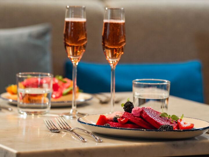 Illustratie bij: Bubbels in je glas en glitters op je wangen: vier WorldPride met deze spectaculaire PINK Brunch