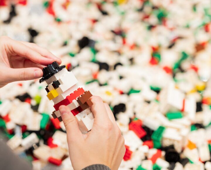 Illustratie bij: LEGO, hygge en zwemmen in de winter: Lisa ontdekt de ultieme gezinsbreak