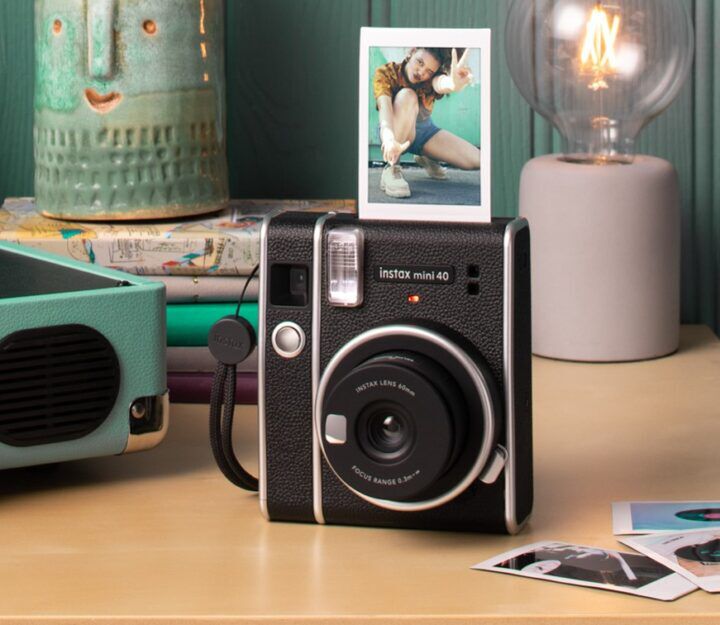 Illustratie bij: WIN: INSTAX mini 40 camera (t.w.v. €109,99) – maak herinneringen tastbaar deze kerst
