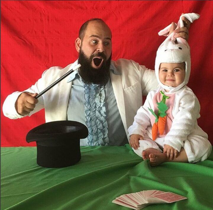 Illustratie bij: Fotoserie: vader post hilarische verkleedfoto’s met dochter op Instagram