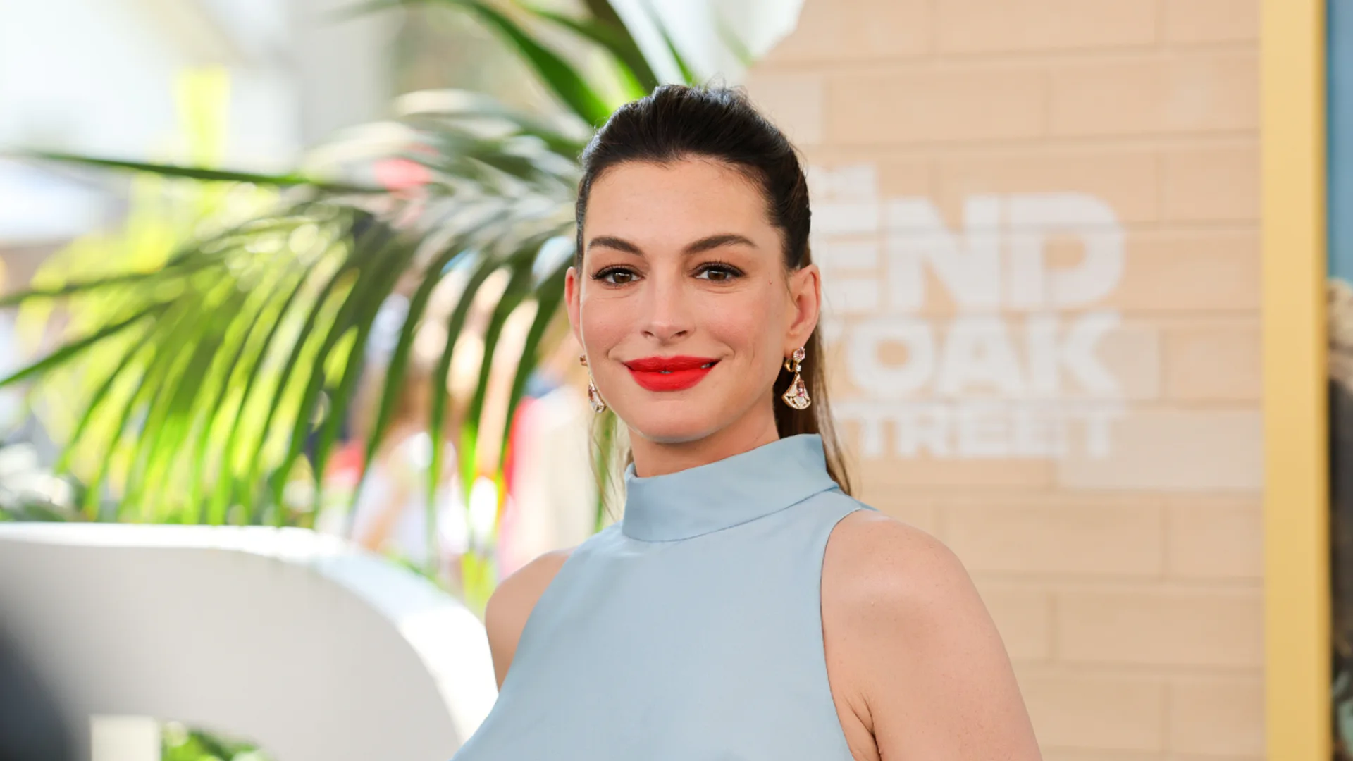 Actrice Anne Hathaway (43) reageert op geruchten over neppe babybuik